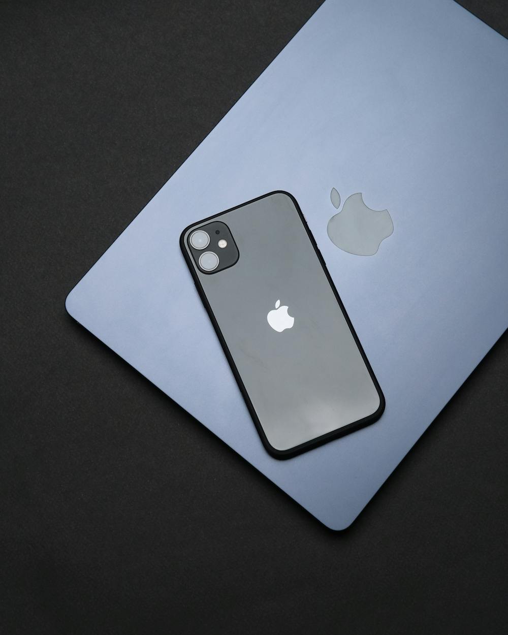 iPhone és MacBook közelről