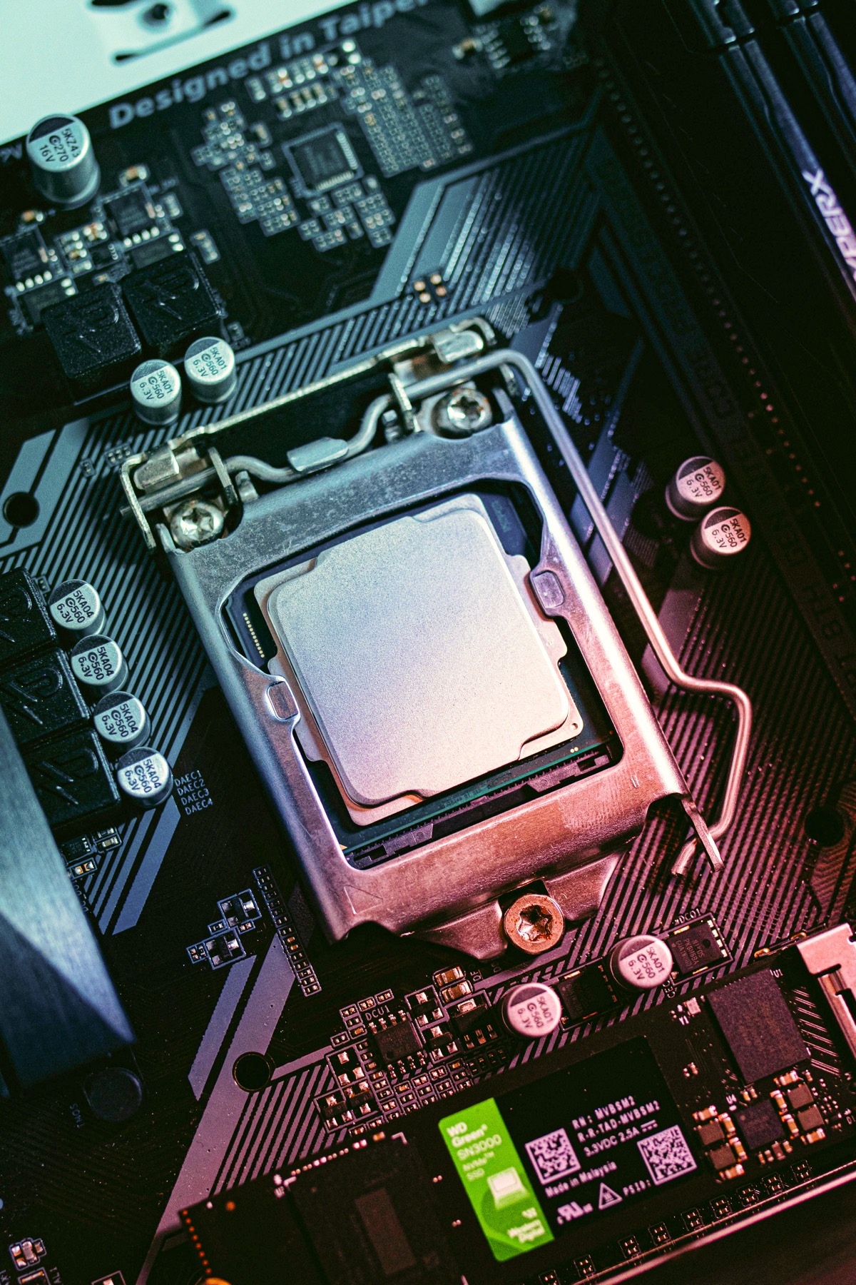 Alaplap CPU foglalat közelről, nyitott szorítókerettel